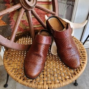 Ariat  leather basket weave mules.‎
